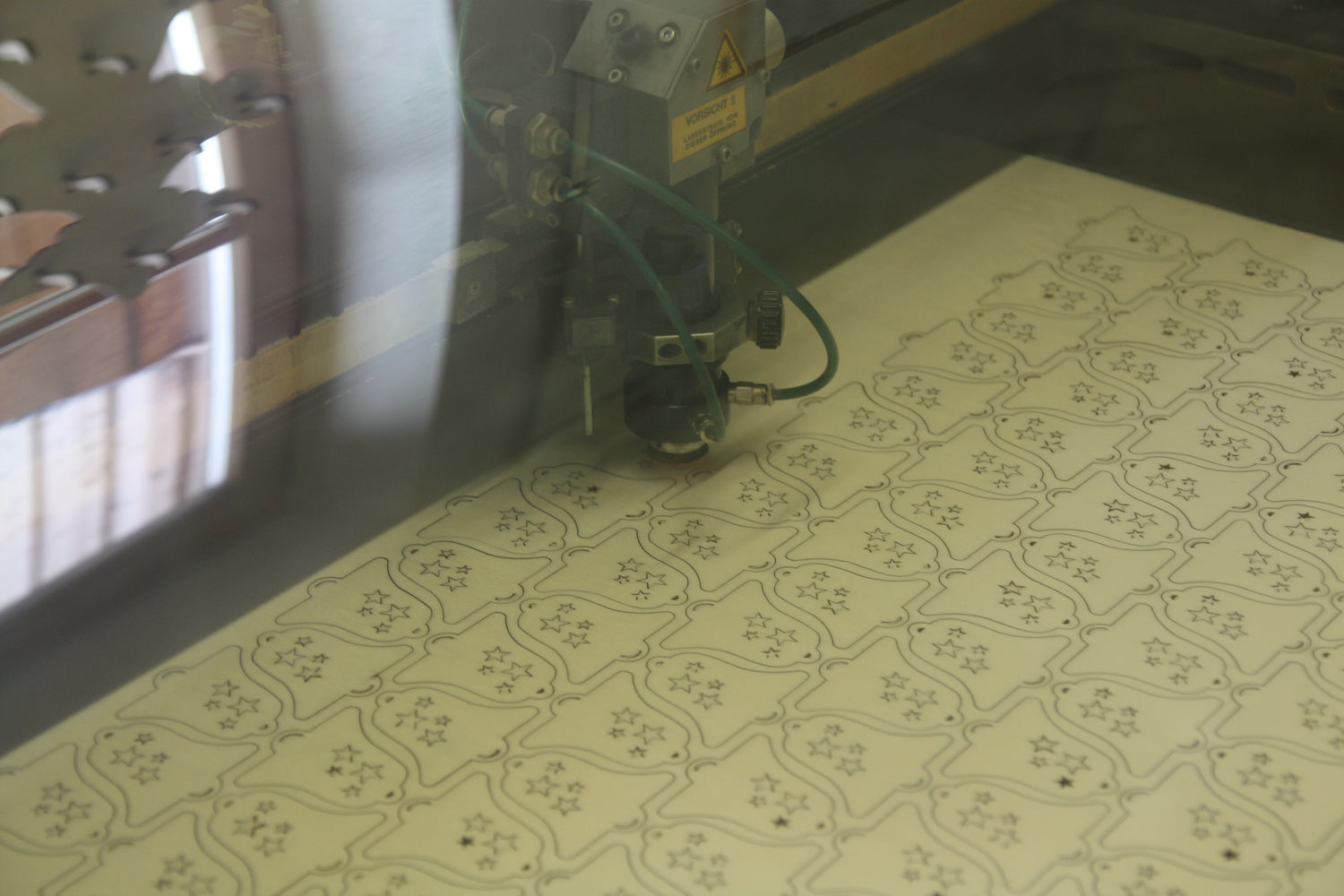 CO₂-Laser fertigt eine Serie kleiner Anhänger aus Holz