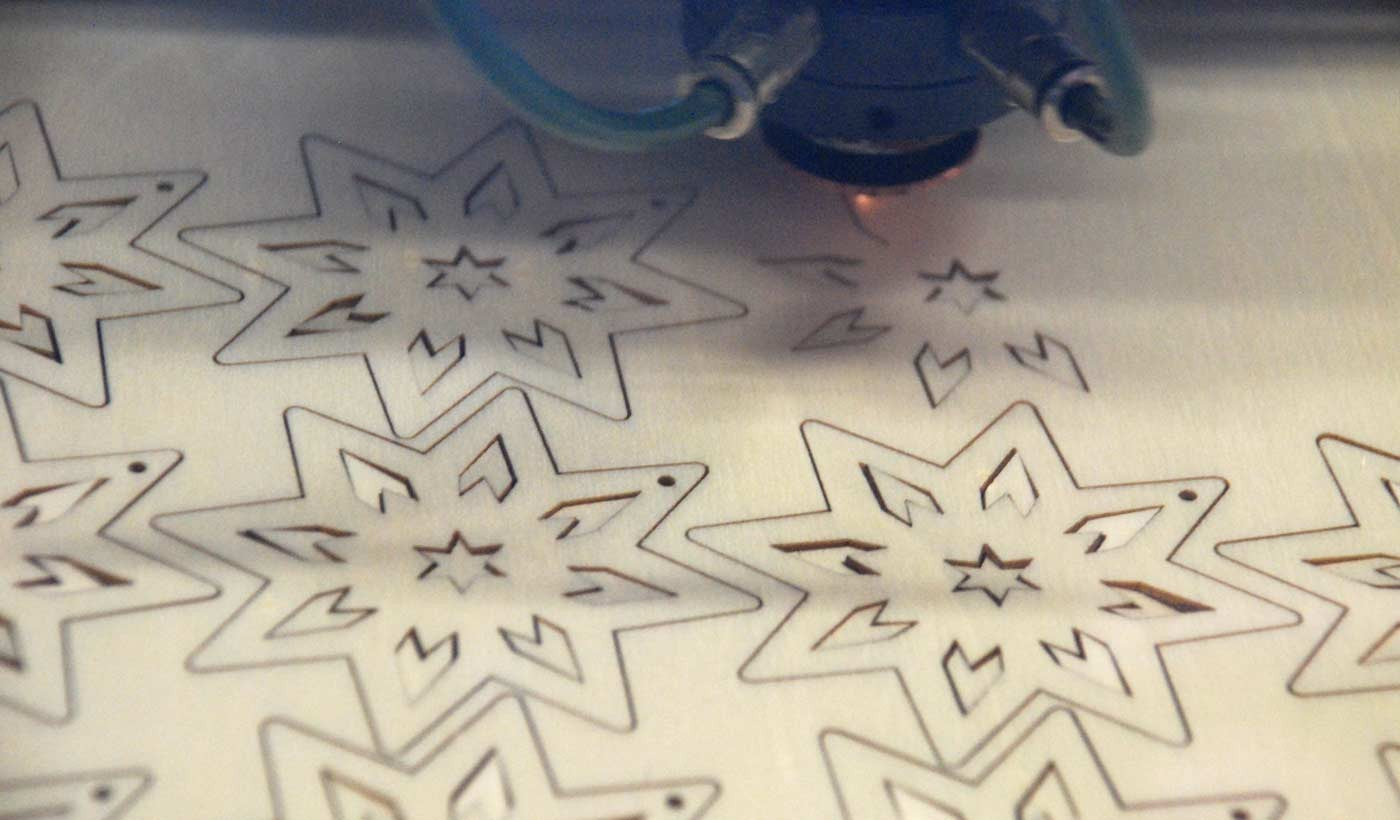 CO₂-Laser schneidet sternförmige Holzanhänger in Serie